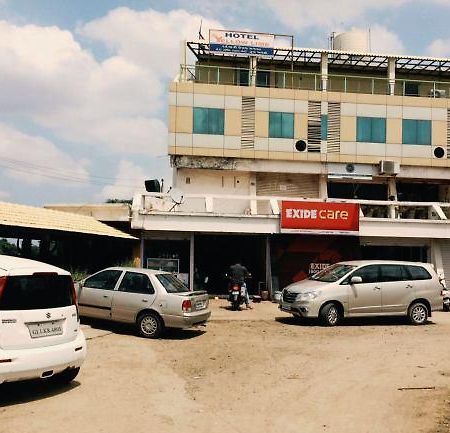 أحمد أباد Hotel Yellow Lime المظهر الخارجي الصورة