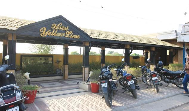 أحمد أباد Hotel Yellow Lime المظهر الخارجي الصورة